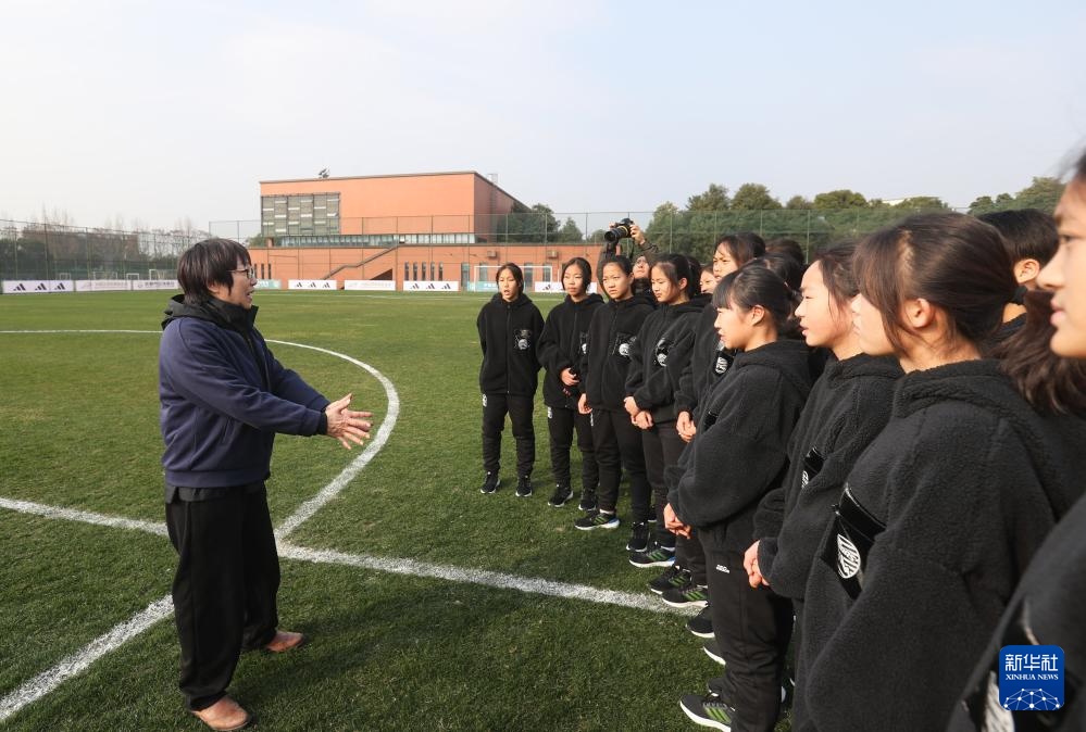 半岛官方体育助力女足人才作育 足球公益项目“雏凤预备”正在成都开营(图3)