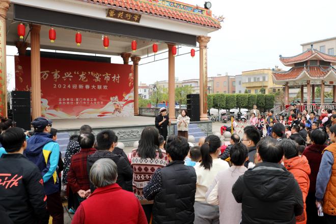 半岛官方体育将美丽祝福送到职工集体身边 厦门市总工会正在田间地头举办迎新春大联欢勾当(图2)