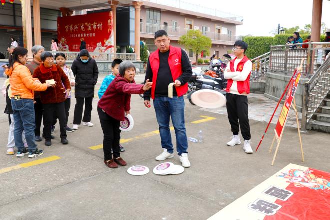 半岛官方体育将美丽祝福送到职工集体身边 厦门市总工会正在田间地头举办迎新春大联欢勾当(图3)