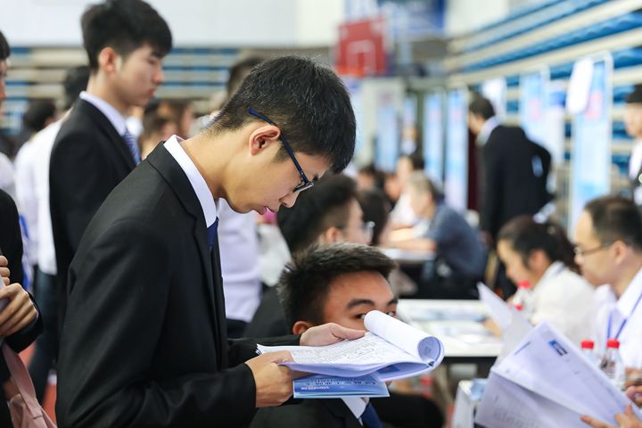 半岛官方体育杭州雇用应届生(杭州应届结业生人才引进计谋)