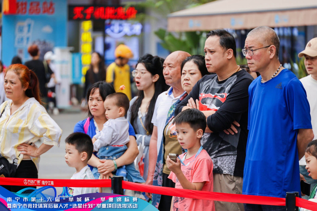 半岛官方体育这一举重赛事走进商圈 让市民近隔绝阅览举重竞技(图3)