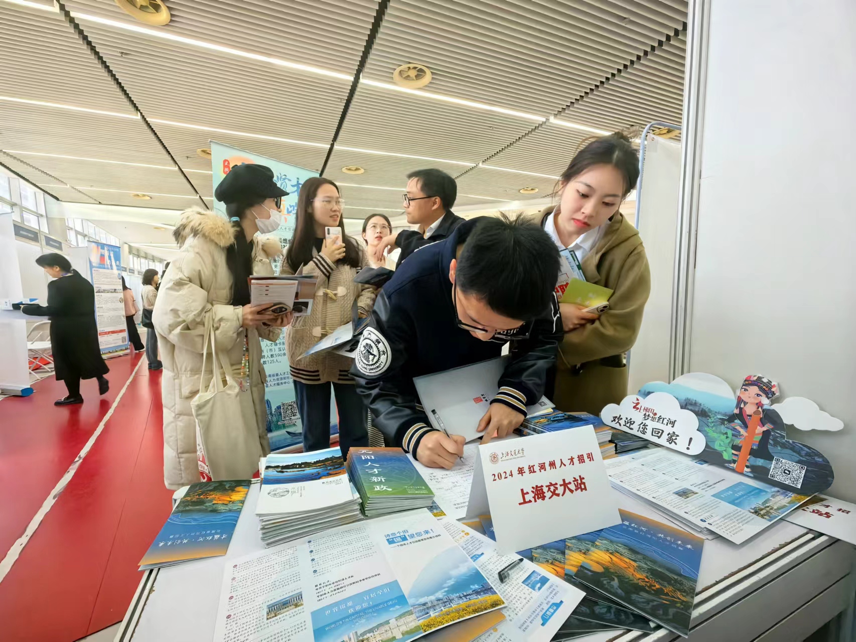 我州引“凤”半岛官方体育归“巢”修建人才新高地(图1)